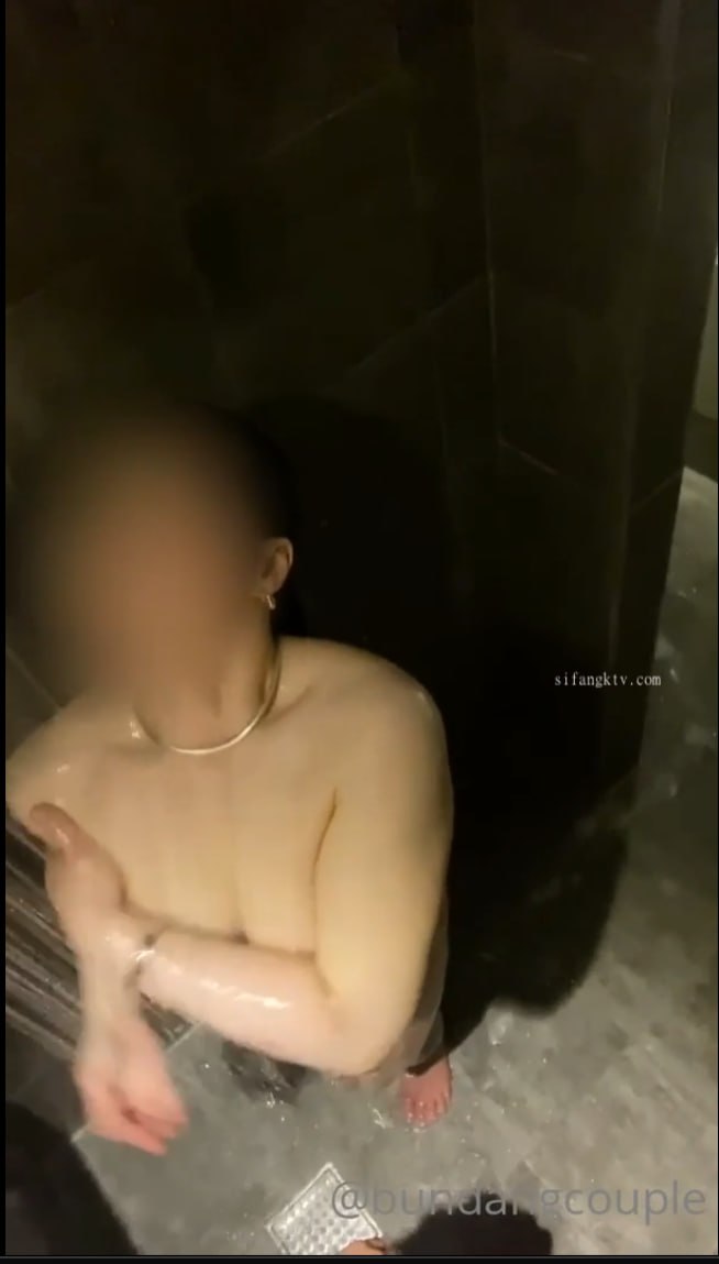 高颜值妹子私人玩物七七道具自慰 情趣装浴室洗完澡沙发上短裙道具JJ骑坐抽插 很是诱惑不要错过